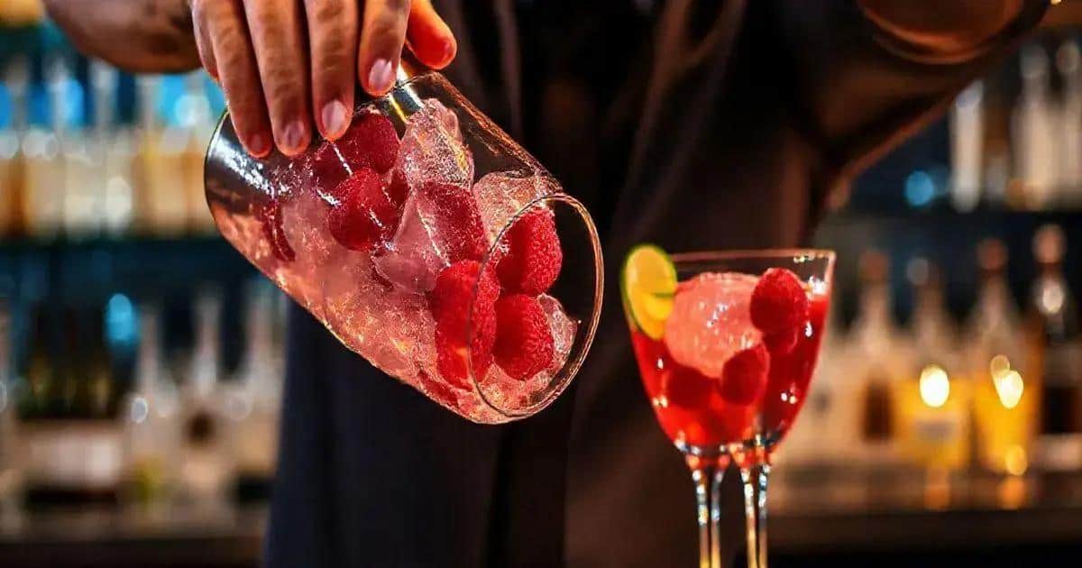 So bereiten Sie den Cosmopolitan mit frischen Himbeeren zu
