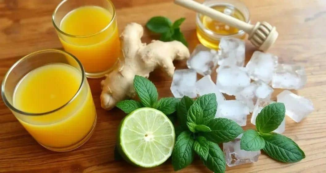 Zutaten für den grünen Drink mit Apfelsaft und Ingwer