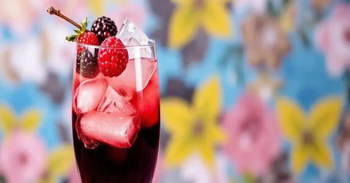 Ice with Cassis Liqueur and Sparkling Wine: A Refreshing Delight