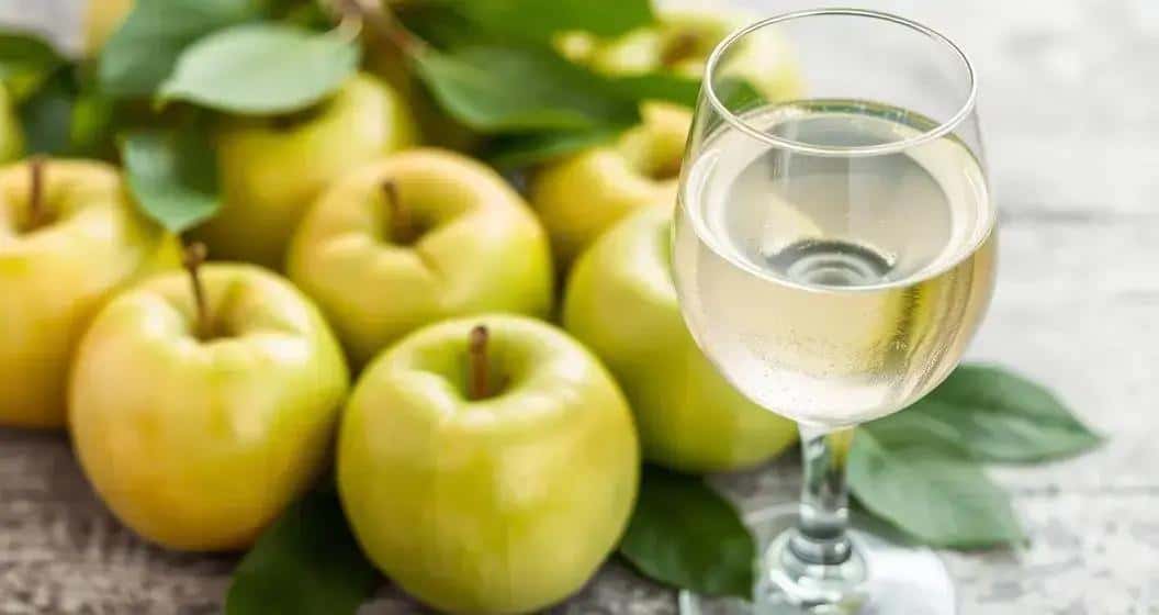 Health Benefits of Combining White Wine and Green Apples