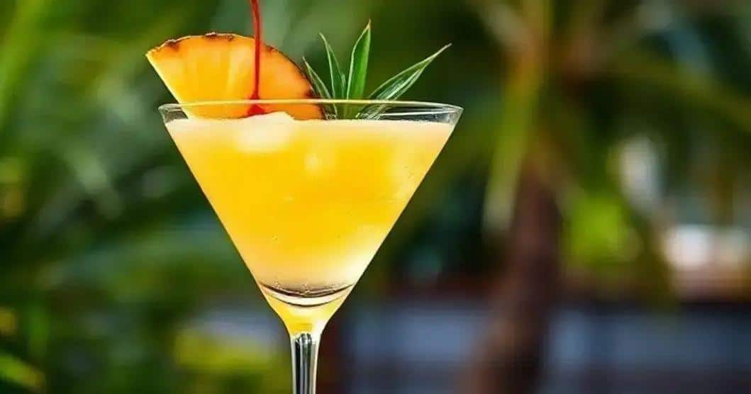 Martini with Sparkling Wine and Pineapple Juice: A Refreshing Twist