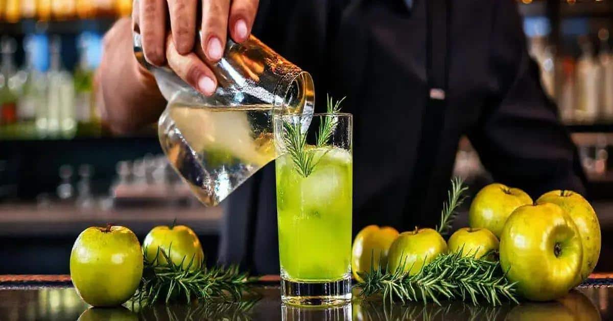 Preparation Method for Vodka with Green Apple Liqueur and Rosemary