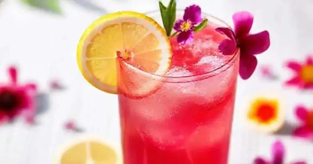 Vodka with Hibiscus Tea and Lemon Syrup: The Refreshing Cocktail You Need