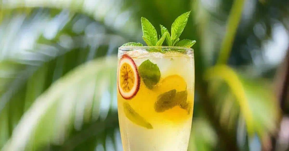 White Wine with Passion Fruit Juice and Mint: A Refreshing Delight
