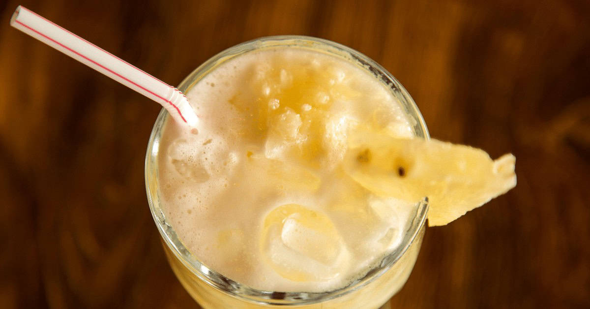 La piña, una fruta tropical del sur de Brasil, se utiliza ampliamente en cócteles. ¡Aprende a hacer una deliciosa caipirinha de piña!