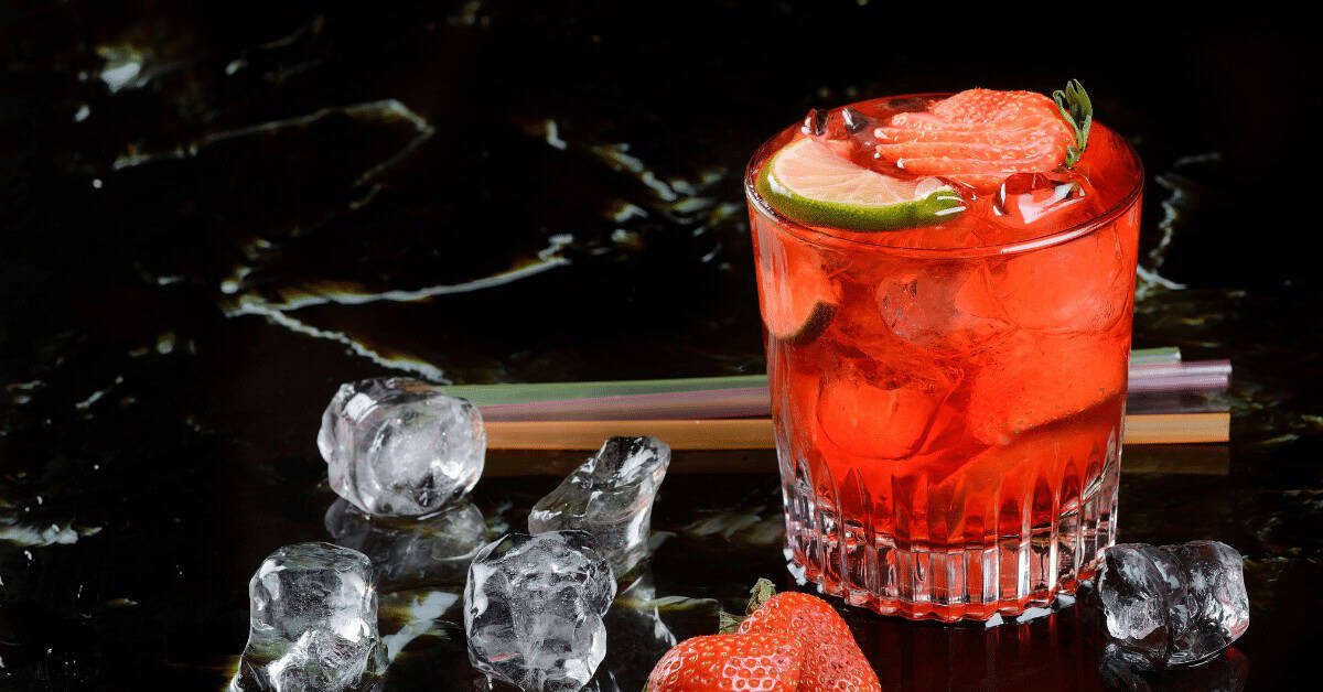 fresa caipirinha, en este artículo aprenderás cómo hacer una Caipirinha de Fresa, la variante de la receta de Caipirinha más famosa.