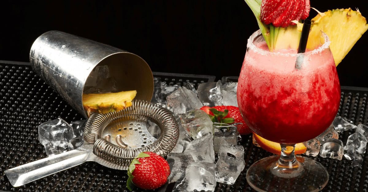 Fresa caipirinha, en este artículo aprenderás cómo hacer una Caipirinha de Fresa, la variante de la receta de Caipirinha más famosa.