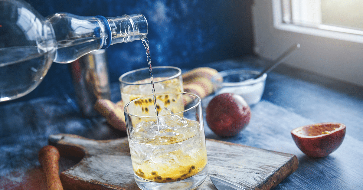 ¿Sabes cómo hacer una Caipirinha de Maracuyá? Aprende a preparar esta deliciosa receta de Caipirinha de Maracuyá. ¡Sabrosa y refrescante!