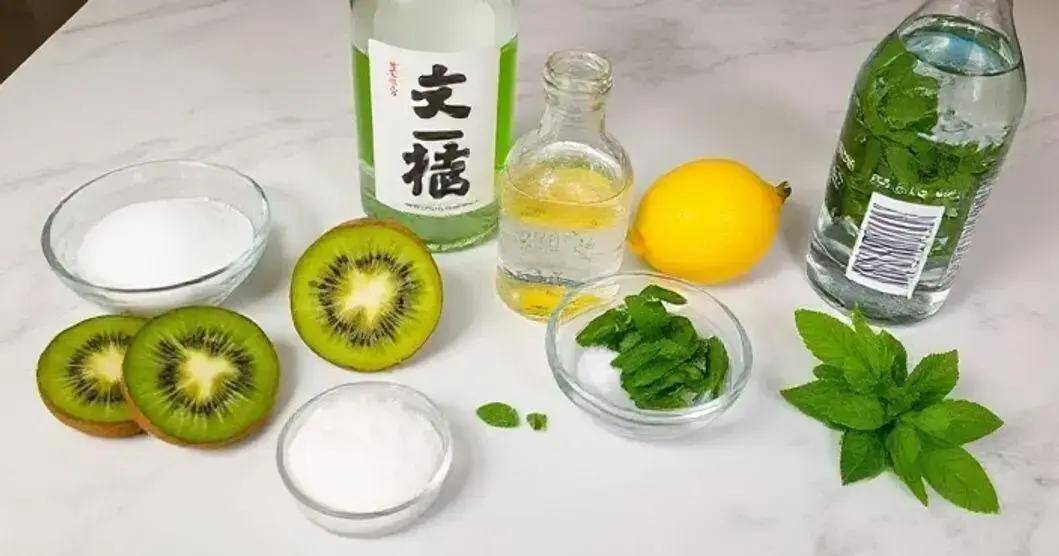 Ingredientes para bebidas con sake y kiwi