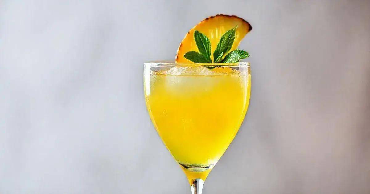 Ingredientes para Martini con Espumante y Jugo de Piña