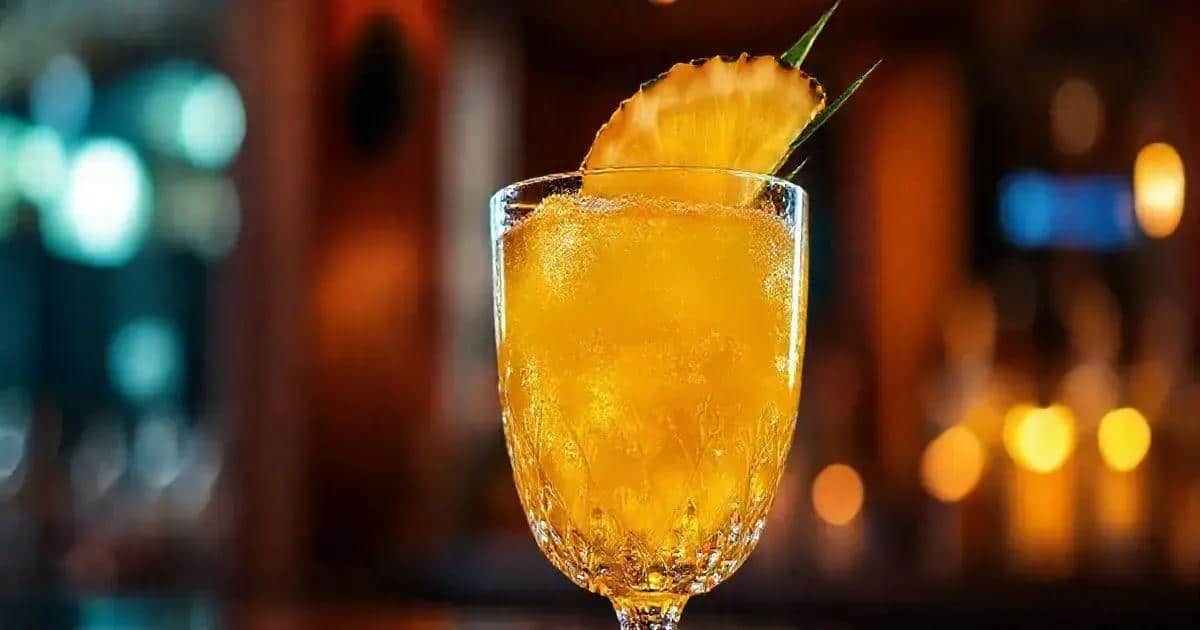 Martini con Espumante y Jugo de Piña: La Bebida Perfecta para Sorprender