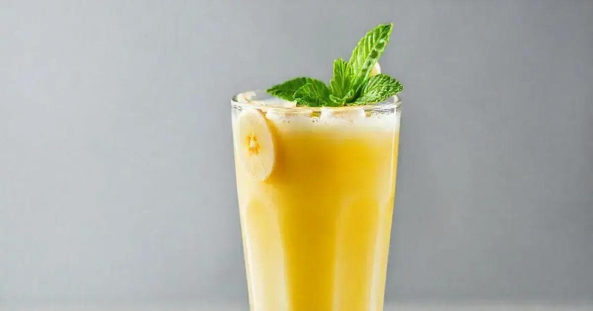 Boisson à la banane avec lait concentré et copeaux de chocolat