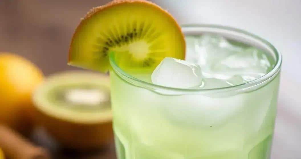 Caipiroska au kiwi avec sirop de citron : Une variation rafraîchissante d'un classique 8 Caipiroska au kiwi avec sirop de citron : Une variation rafraîchissante d'un classique