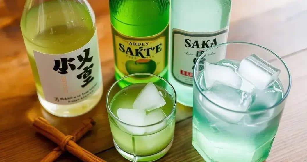Ingrédients pour saké avec soda de pomme verte et cannelle