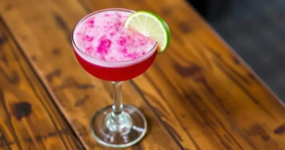 Pisco Sour con Schiuma di Ibisco: Una Variante Rinfrescante del Classico