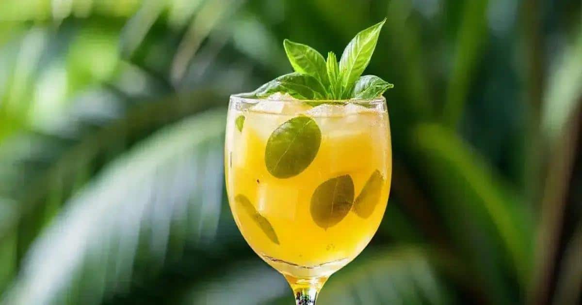 Cognac Tropicale con Ananas e Basilico: Il Cocktail Estivo Definitivo