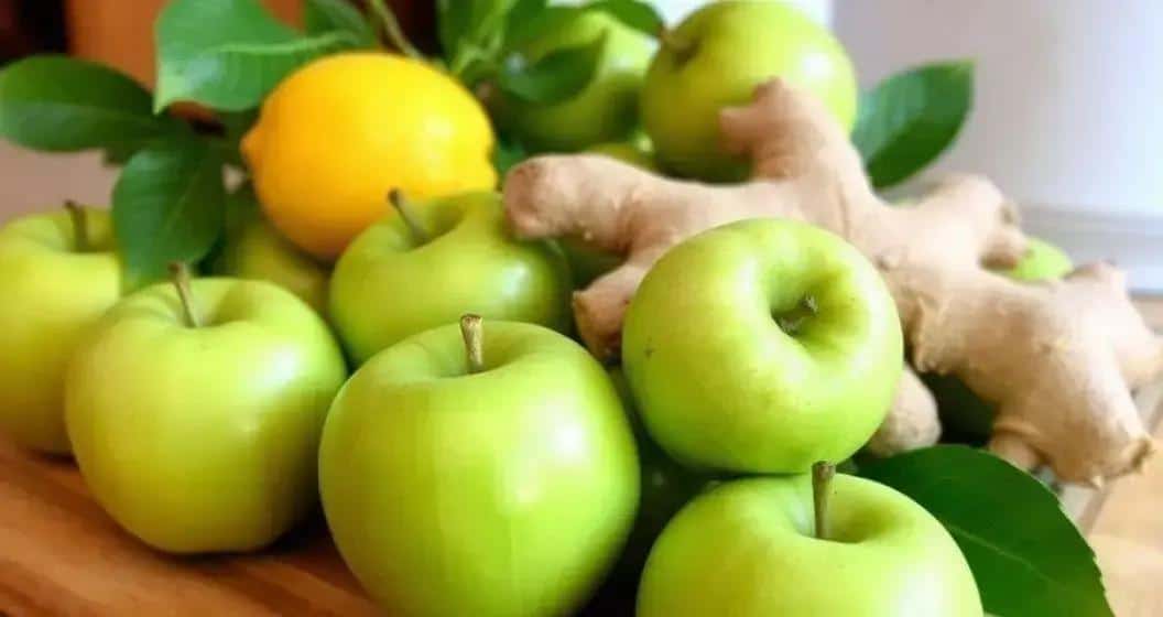 Ingredienti per la Bevanda Verde con Succo di Mela Verde e Zenzero