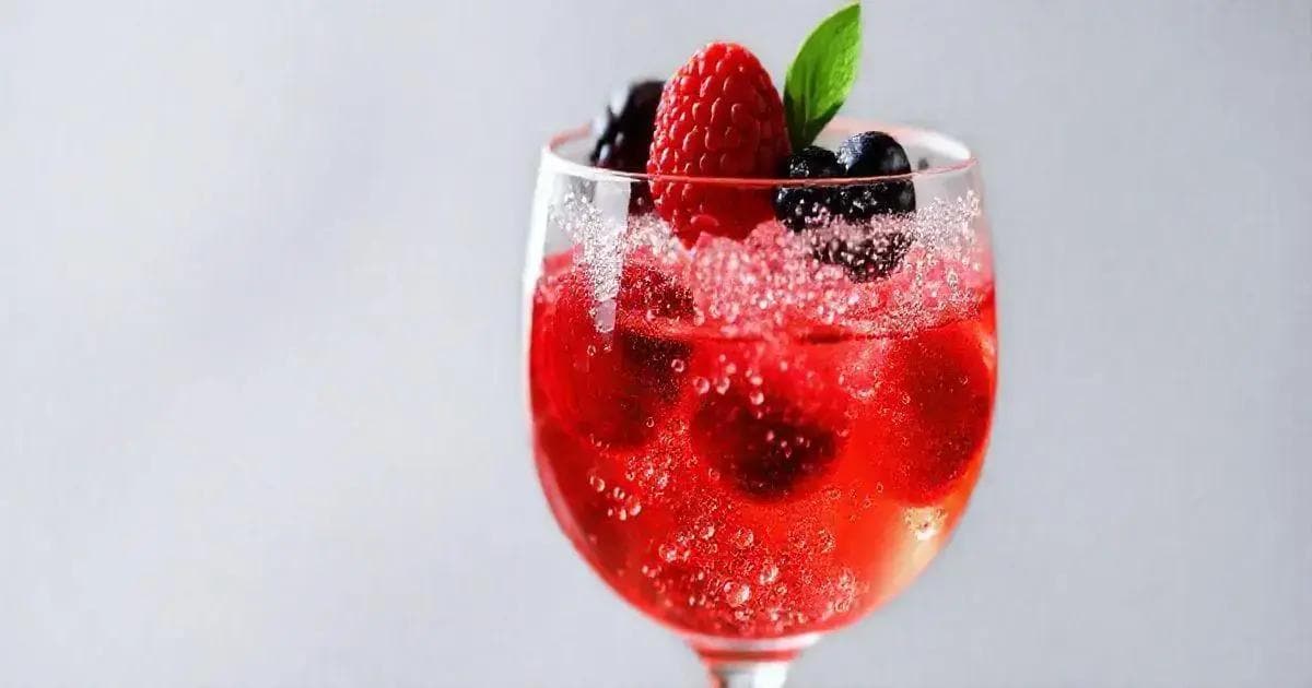 Spumante con Liquore ai Frutti Rossi: Un Tocco Rinfrescante da Provare