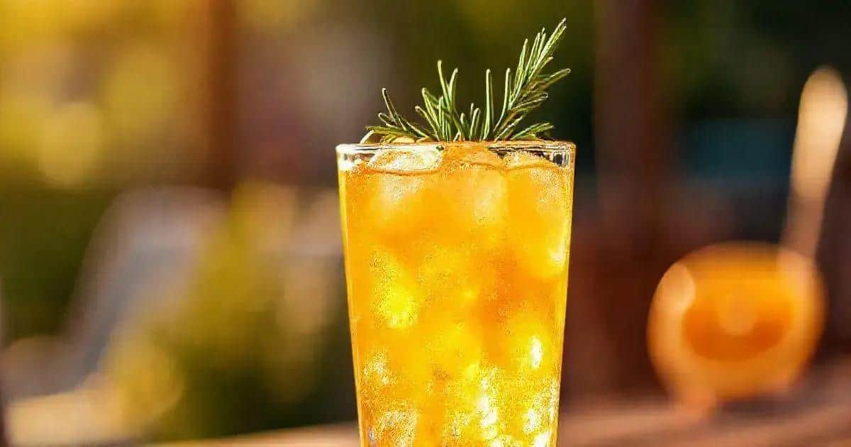 Whisky con Soda all’Arancia e Rosmarino: Un Tocco Rinfrescante al Tuo Drink Preferito