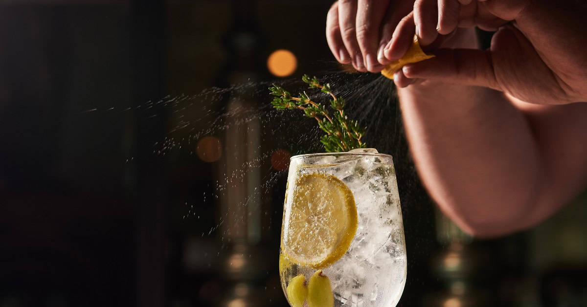 Brinde ao Ano Novo com o Drink Midnight Kiss! Descubra a receita, a história e curiosidades deste coquetel festivo. Ideal para celebrar com estilo!