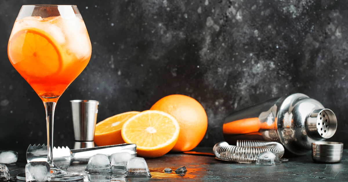 Descubra o Sunrise Aperol: um coquetel vibrante que combina Aperol, suco de laranja e Prosecco. Aprenda a preparar e explorar suas variações!