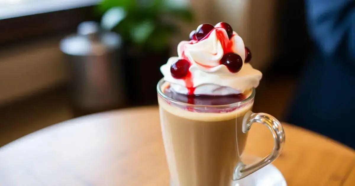 Café com Licor de Frutas Vermelhas e Chantilly: Uma Delícia Irresistível